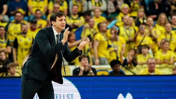 Oldenburgs Trainer Pedro Calles © picture alliance / Eibner-Pressefoto 