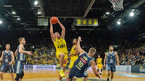 Baskets Oldenburg im Duell mit Alba Berlin in der Basketball-Bundesliga (BBL) © IMAGO/nordphoto Foto: Rojahn