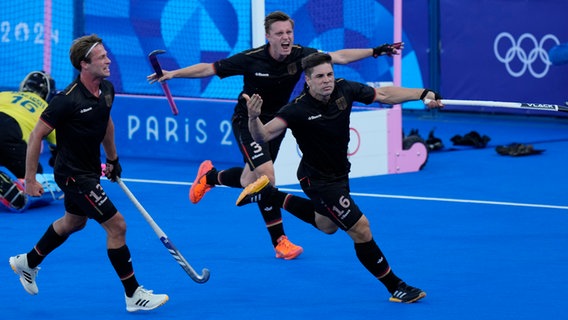 Deutschland - Indien, Deutschlands Gonzalo Peillat (r) jubelt nach dem ersten Tor seiner Mannschaft zum 1:1. © picture alliance/dpa/AP Foto: Aijaz Rahi