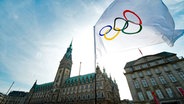 Im Jahr 2015 wehte die Olympische Fahne vor dem Hamburger Rathaus © Witters Foto: Tim Groothuis