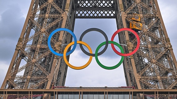 Die olympischen Ringe hängen am Eiffelturm © IMAGO / NurPhoto 