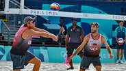 Die Beachvolleyballer Nils Ehlers (l.) und Clemens Wickler bei Olympia in Paris © IMAGO/BEAUTIFUL SPORTS Foto: Tom Bloch