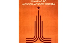 Auf diesem Plakat für die XXII. Olympischen Spiele, die vom 19. Juli bis zum 03. August 1980 in Moskau ausgetragen werden, hat man sich im Wesentlichen des Logos der Spiele bedient, für das wiederum der Turm der Lomonossow-Universität als Vorbild diente. © picture-alliance / dpa