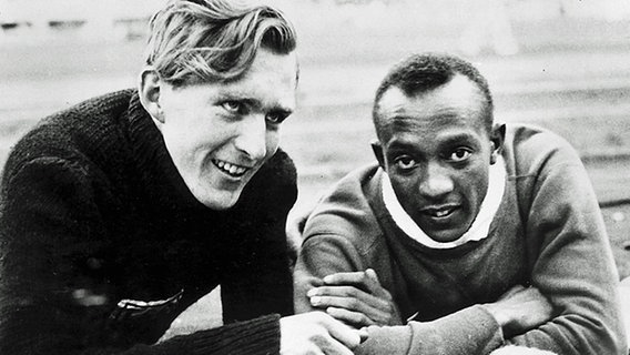 Der Deutsche Luz Long und der Amerikaner Jesse Owens beobachten ihre Konkurrenten beim Weitsprung. © ullstein bild - ullstein bild 