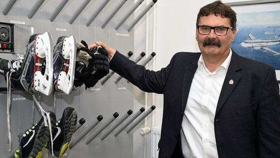 Alfred Prey, Manager des DEL-Clubs Fischtown Pinguins Bremerhaven © picture alliance / dpa | Carmen Jaspersen 