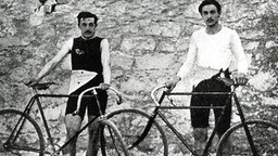 Die französischen Radrennfahrer Flameng und Masson © picture alliance / united archives