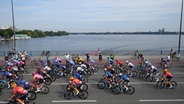 Radfahrer bei den Cyclassics auf einer Brücke © Witters 