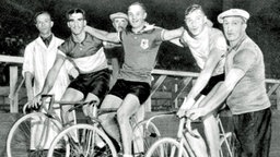 Die Medaillengewinner des 1.000-m-Sprint der Männer: Jacobus van Egmond (Gold/ Niederlande), Louis Chaillot (Silber/ Frankreich) und  Bruno Pellizzari (Bronze/ Italien) © picture-alliance / dpa