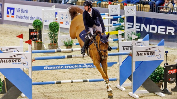 Der deutsche Springreiter Felix Haßmann bei den VR Classics 2025 © Imago Images 