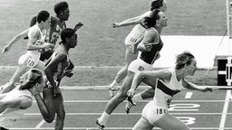 Nach Weltrekord im Halbfinale (11,01 sec.) Gold im 100-m-Endlauf von Montreal: Annegret Richter (Dortmund) vor Renate Stecher (Jena) © ullstein bild - Sven Simon 