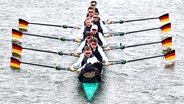 Der Deutschland-Achter mit Steuermann Jonas Wiesen, Hannes Ocik, Ersatzmann Mark Heinrichs, Torben Johannesen, Max John, Mattes Schönherr, Olaf Roggensack, Laurits Follert, Benedict Eggeling auf dem Dortmund-Ems-Kanal © picture alliance/dpa | Bernd Thissen 