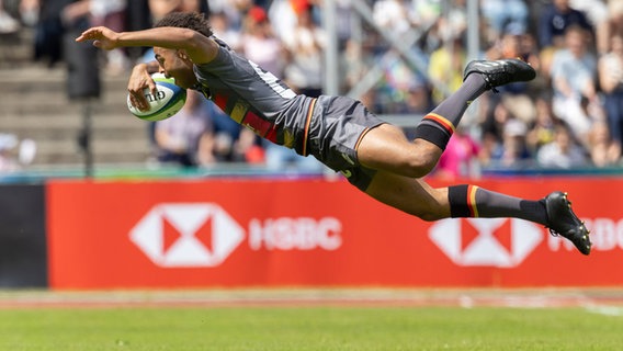 Rugby: Makonnen Amekuedi (Deutschland) fliegt zum ersten deutschen Versuch © Imago / Kessler-Sportfotografie 