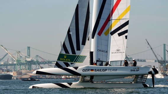 Die deutsche SailGP-Yacht von Sebastian Vettel © picture alliance / ASSOCIATED PRESS Foto: Damian Dovarganes