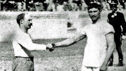 Ringer-Olympiasieger (1896) Carl Schuhmann (l.) und sein Final-Gegner, der Grieche Antonios Tsitas. © picture-alliance / dpa