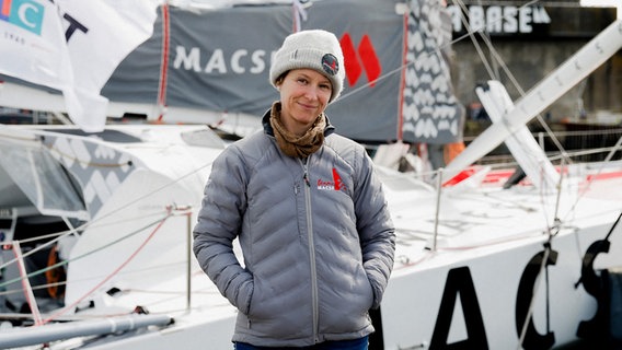 Isabelle Joschke vor einem Segelboot. © picture alliance / abaca | Bertrand-Hillion Marie-Paola/ABACA 