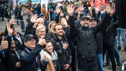 Boris Herrmann winkt mit Teammitgliedern und Familie. © Malizia 