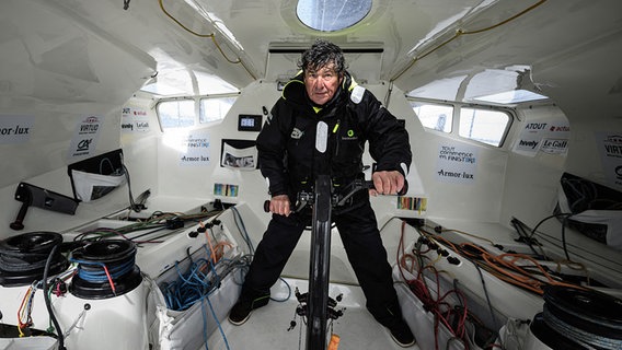 Skipper Jean Le Cam auf seinem Boot "Tout commence en Finistere-Armor Lux" © AFP / Loic Venance 