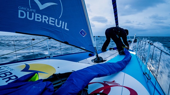 Skipper Sébastien Simon an Bord der Groupe Dubreuil Sailing Team © Groupe Dubreuil Sailing Team 