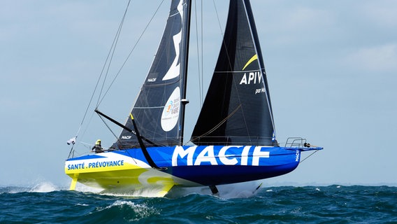 Charlie Dalin auf der Macif Santé Prévoyance © IMAGO / PanoramiC 