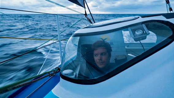 Skipper Sebastien Simon an Bord der Groupe Dubreuil © Martin Viezzer / Groupe Dubreuil 