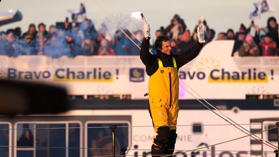 Charlie Dalin nach seinem Sieg bei der Vendée Globe © Jean-Louis Carli / Alea 