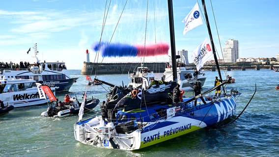 Charlie Dalin auf dem Weg in den Hafen nach seinem Sieg bei der Vendée Globe. ©  Jean-Louis Carli / Alea 