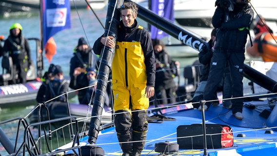 Charlie Dalin auf dem Weg in den Hafen nach seinem Sieg bei der Vendée Globe. ©  Jean-Louis Carli / Alea 