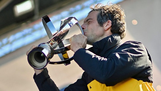 Sieger Charlie Dalin mit dem Pokal der Vendée Globe © IMAGO / ABACAPRESS 