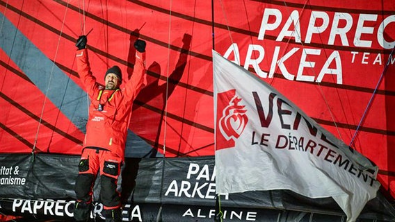 Segler Yoann Richomme nach seiner Zielankunft bei der Vendée Globe © Vendée Globe Foto: Vincent Curutchet / Alea