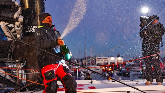 Segler Yoann Richomme nach seiner Zielankunft bei der Vendée Globe © Vendée Globe Foto: Jean-Marie Liot / Alea