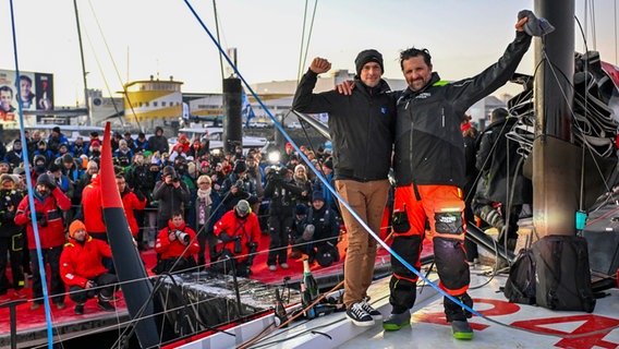 Vendée-Globe Sieger Charlie Dalin (l.) gratuliert dem Zweiten Yoann Richomme nach dessen Zielankunft © Vendée Globe Foto: Jean-Louis Carli / Alea