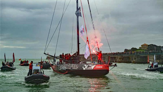 Jérémie Beyou (Charal) im Kanal von Les Sables-d’Olonne nach seiner Zielankunft © Vendée Globe Foto: Olivier Blanchet / Alea