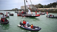 Jérémie Beyou (Charal) im Kanal von Les Sables-d’Olonne nach seiner Zielankunft © Vendée Globe Foto: Jean-Louis Carli / Alea