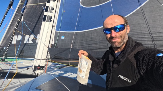 Nicolas Lunven an Bord seiner Imoca-Yacht bei der Vendée Globe © Vendée Globe Foto: Nicolas Lunven