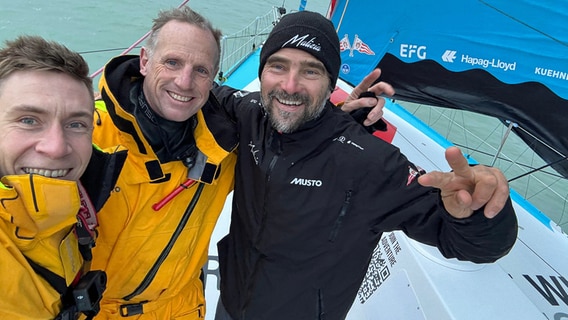 Boris Herrmann (r.) mit der Shore-Crew (u.a. Will Harris, l.) © Team Malizia 