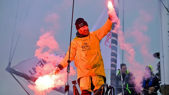 Segler Benjamin Dutreux bei der Hafeneinfahrt nach Les Sables-d'Olonne © Olivier Blanchet / Alea 