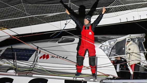 Seglerin Isabelle Joschke nach ihrer Zielankunft bei der Vendée Globe © Vendée Globe Foto: Jean-Louis Carli / Alea