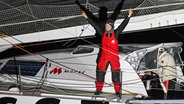 Seglerin Isabelle Joschke nach ihrer Zielankunft bei der Vendée Globe © Vendée Globe Foto: Jean-Louis Carli / Alea