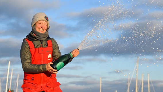 Seglerin Isabelle Joschke nach ihrer Zielankunft bei der Vendée Globe © Vendée Globe Foto: Vincent Curutchet / Alea