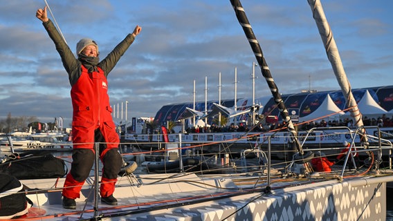 Seglerin Isabelle Joschke nach ihrer Zielankunft bei der Vendée Globe © Vendée Globe Foto: Vincent Curutchet / Alea