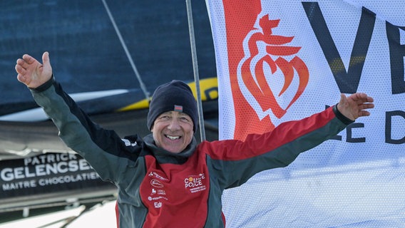 Manuel Cousin steht jubelnd auf seiner Yacht. © Olivier Blanchet / Alea Foto: Olivier Blanchet