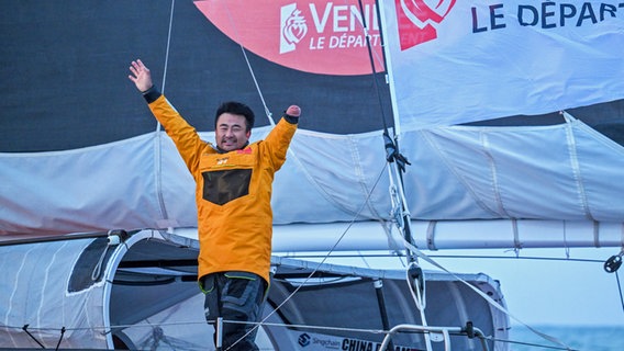 Der chinesische Segler Jingkun Xu jubelt beim Einlaufen in Les Sables-d'Olonne © Vincent Curutchet / Alea 