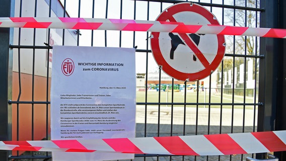 Access to the Eimsbütteler Turnverband (ETV) facility in Hamburg is cordoned off with a tape recorder.  © Witters Photo: Tim Groothuis