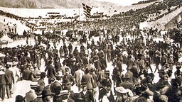 Besucher strömen im April 1896 ins Kalimarmaro-Stadion von Athen. © picture-alliance / ASA
