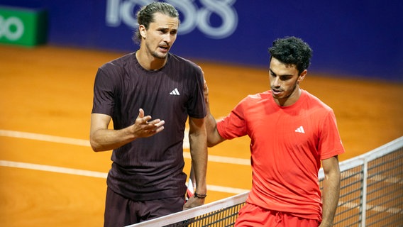 Alexander Zverev (l.) und Francisco Cerundolo sprechen miteinander nach dem Spiel. © picture alliance/dpa | Matias Baglietto 