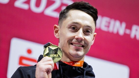 Andreas Toba mit der Goldmedaille. © picture alliance / dpa Foto: Rolf Vennenbernd