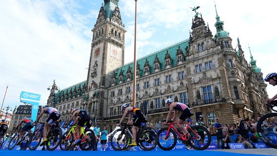 Triathleten auf dem Rad vor dem Hamburger Rathaus © Witters 