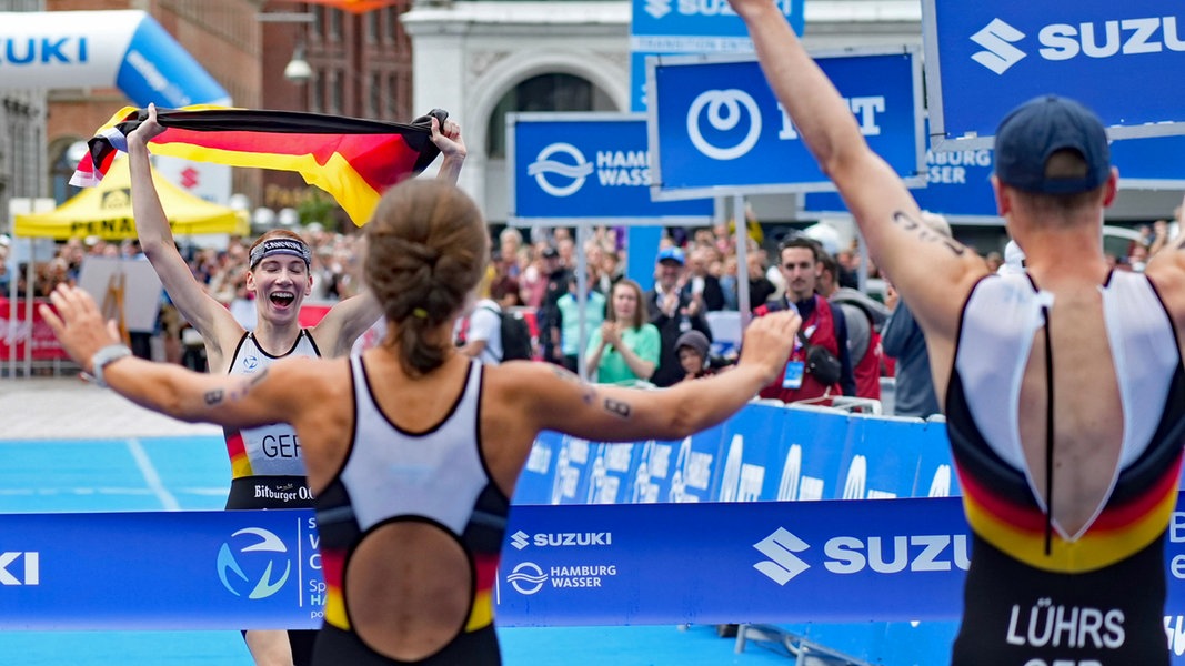 Die deutsche Triathlon-Mixed-Staffel bejubelt ihren WM-Titel