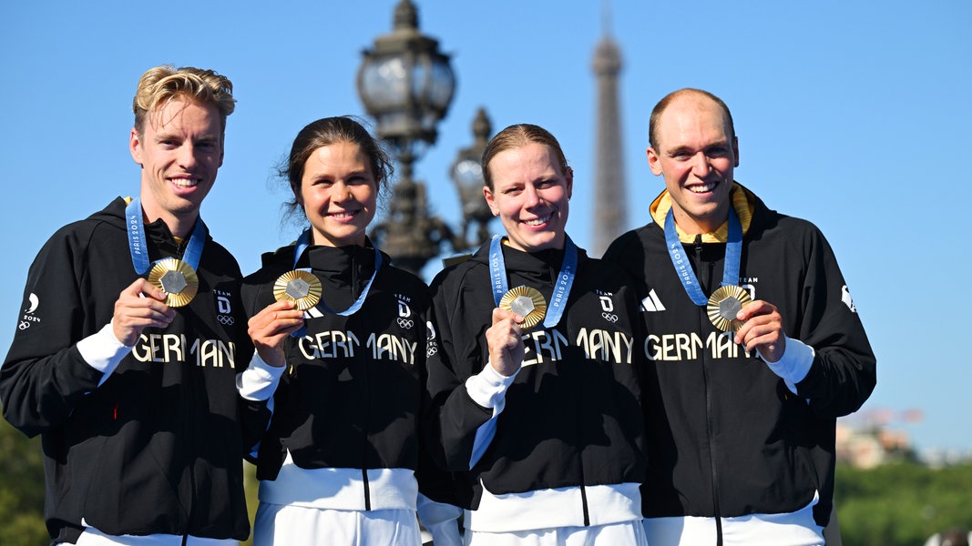 Die deutsche Triathlon-Goldstaffel von Paris (v.l.): Tim Hellwig, Lisa Tertsch, Laura Lindemann und Lasse Lührs