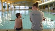 Der Turn-Klubb zu Hannover bringt durch die "Schwimmoffensive" vielen Kindern das Schwimmen bei. © NDR 